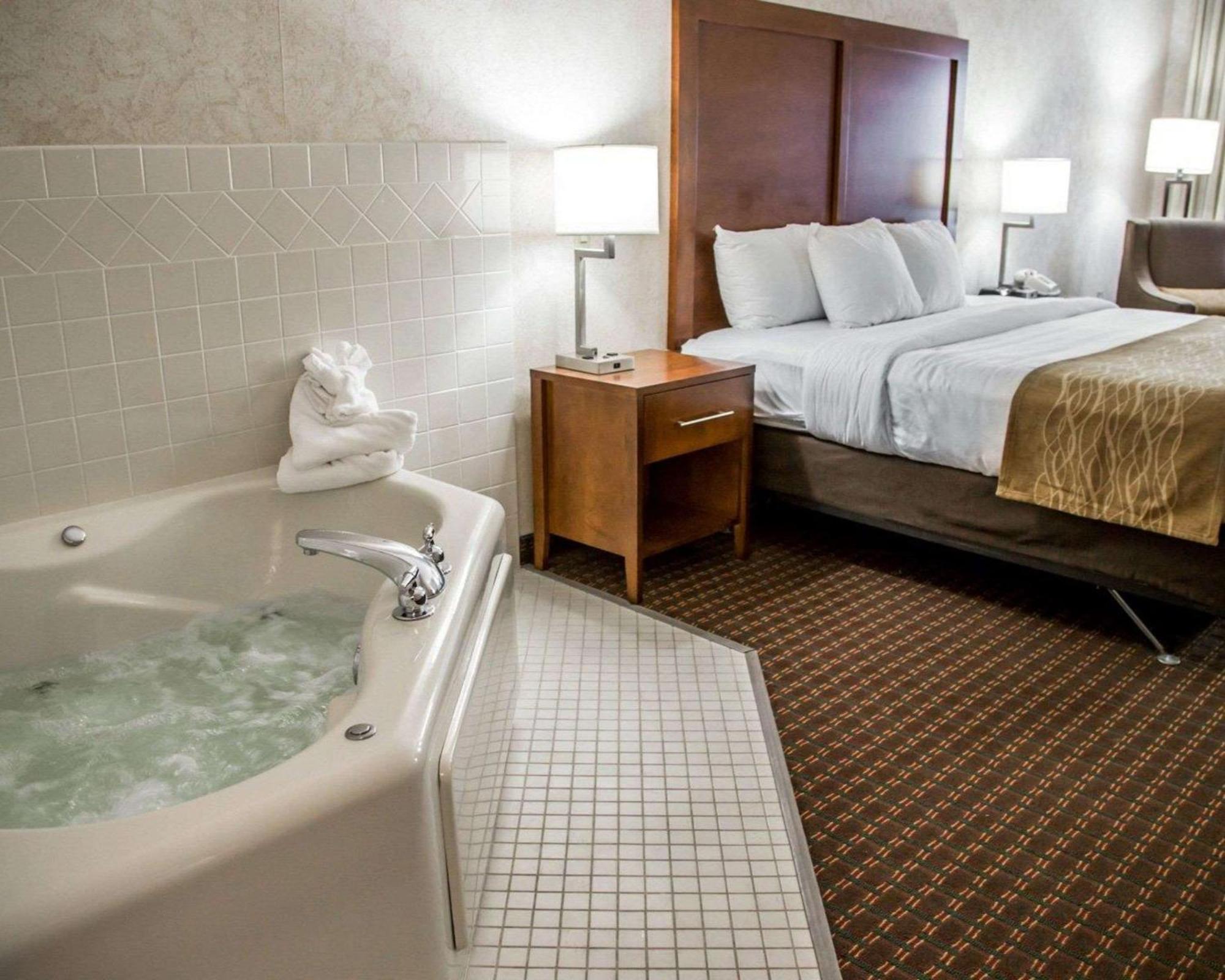 Comfort Inn & Suites Riverview Near Davenport And I-80 Le Claire Εξωτερικό φωτογραφία
