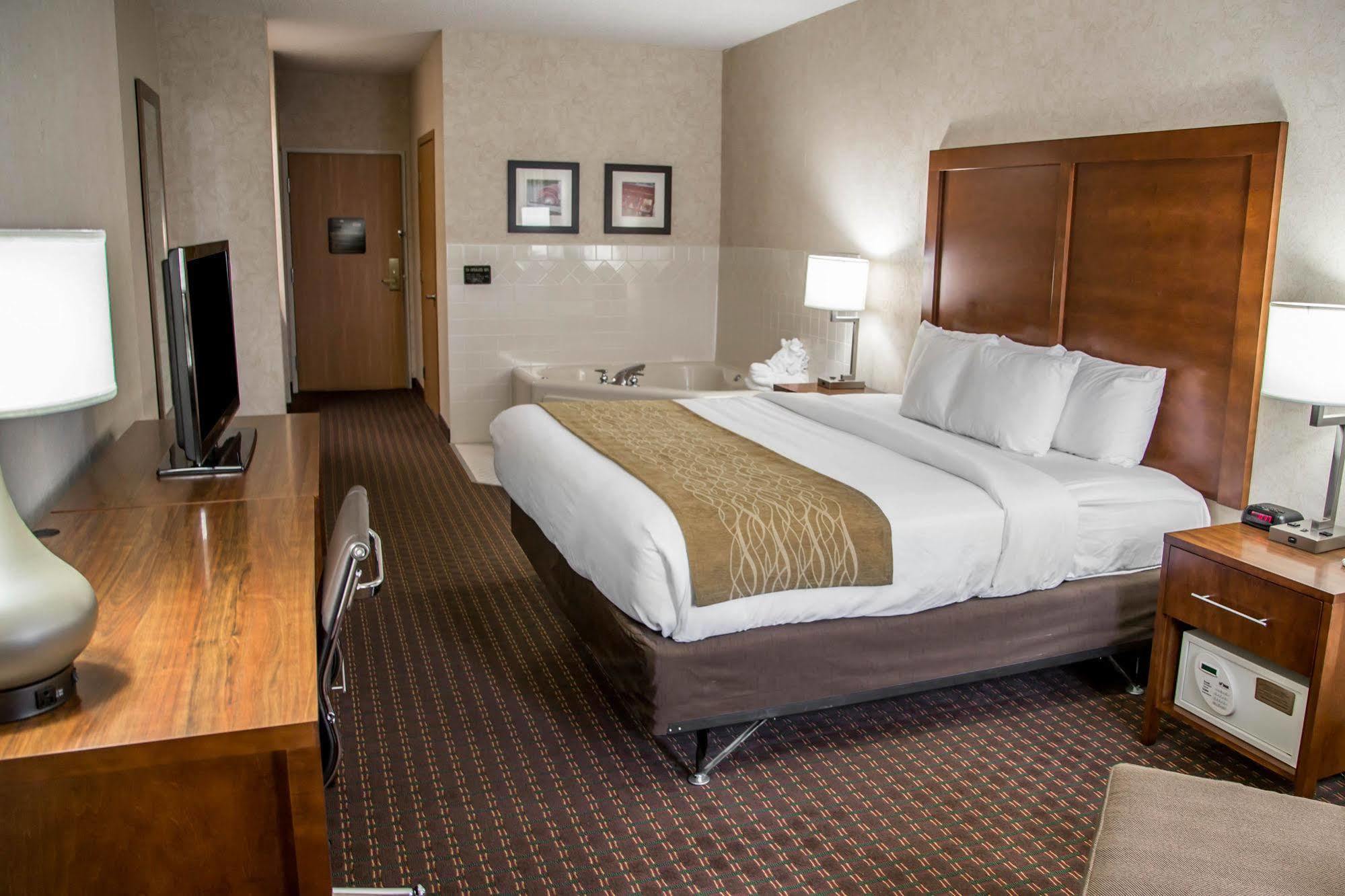 Comfort Inn & Suites Riverview Near Davenport And I-80 Le Claire Εξωτερικό φωτογραφία